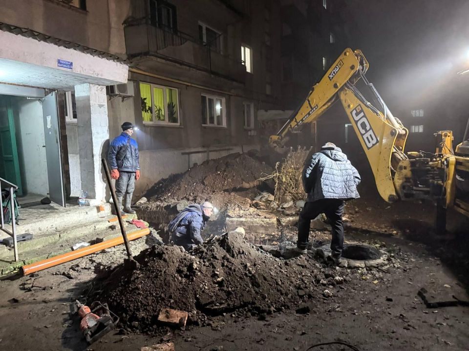Слесари-сантехники Магаданской области совместно с коммунальщиками Ждановки провели ремонт в многоквартирном доме Ждановки Слесари-сантехники Магаданской области совместно с коммунальщиками Ждановки провели ремонт в многоквартирном доме Ждановки