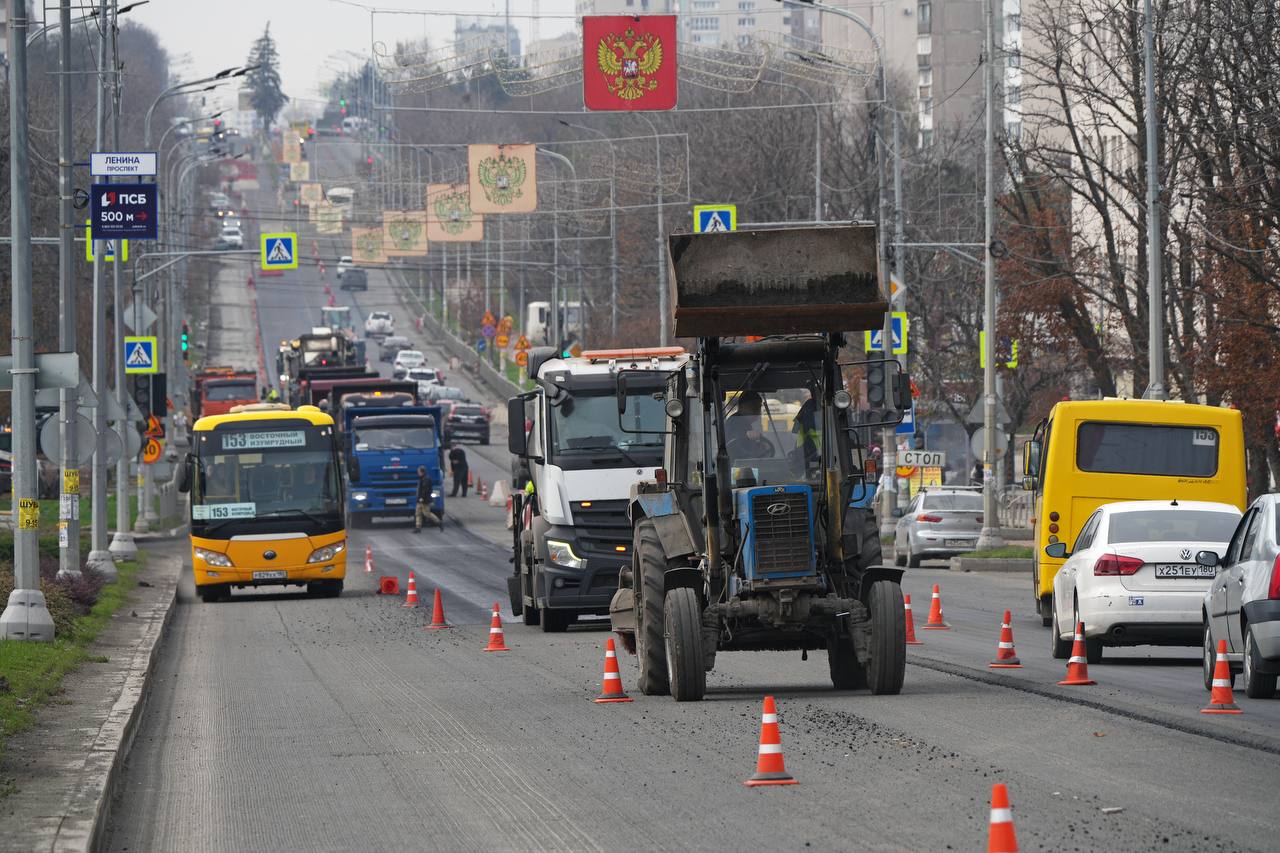 Небывалая стройка, прогуливающиеся горожане и большой трафик на дорогах: фоторепортаж одного дня в Мариуполе Небывалая стройка, прогуливающиеся горожане и большой трафик на дорогах: фоторепортаж одного дня в Мариуполе