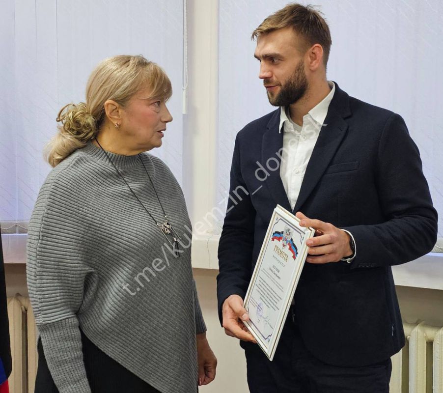 Сегодня в рамках аппаратного совещания Управы Ворошиловского района состоялось торжественное награждение лучших работников учреждения «Автомобильные дороги» города Москвы за перевыполнение плановых показателей по ремонту... Сегодня в рамках аппаратного совещания Управы Ворошиловского района состоялось торжественное награждение лучших работников учреждения «Автомобильные дороги» города Москвы за перевыполнение плановых показателей по ремонту...