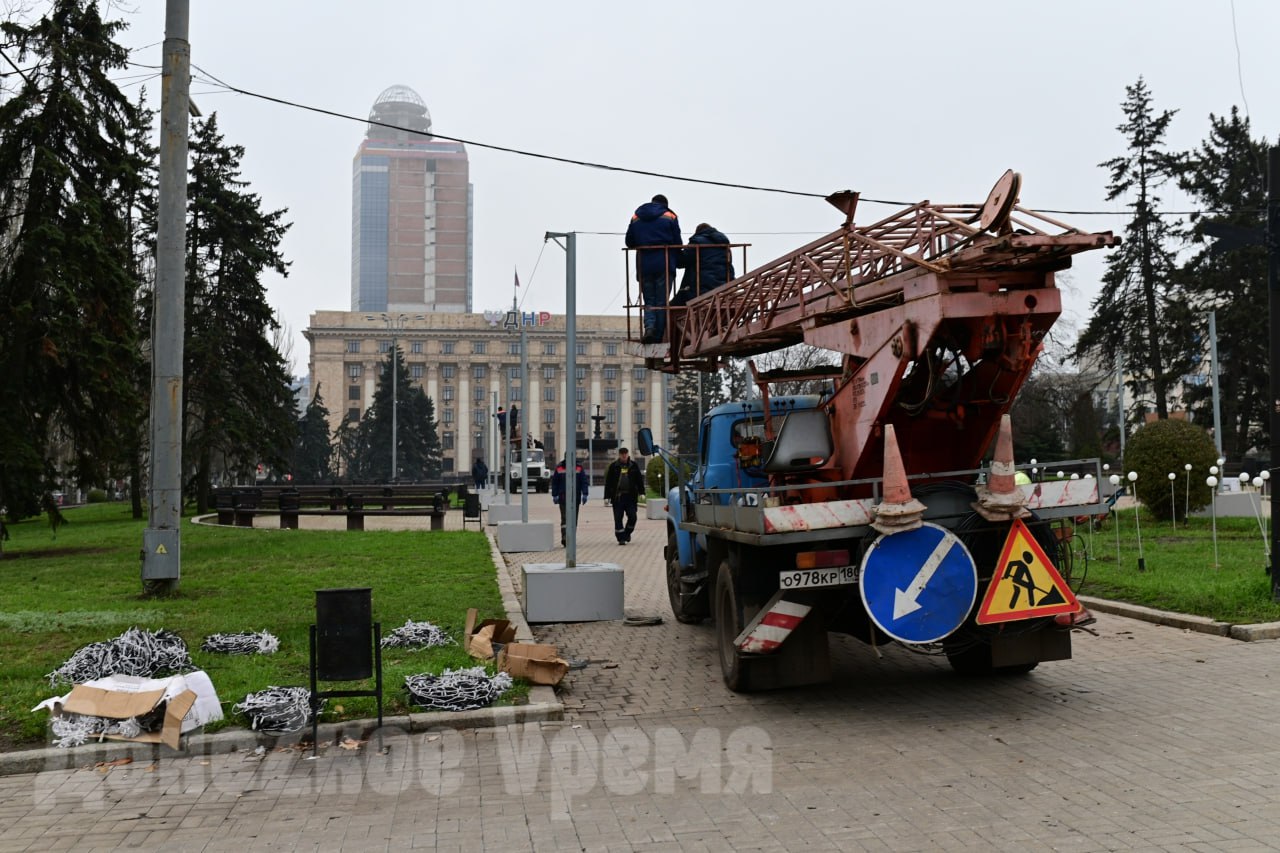 Монтируют инсталляции и гирлянды: главную площадь Донецка украшают к Новому году Монтируют инсталляции и гирлянды: главную площадь Донецка украшают к Новому году