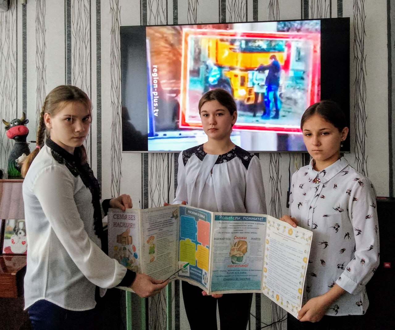 В Харцызске провели акцию «Мир без насилия и слез!» В Харцызске провели акцию «Мир без насилия и слез!»