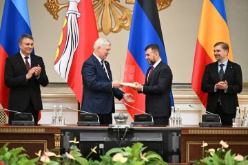 Воронеже прошло заседание Совета Содружества «Донбасс» на котором подвели итоги совместной работы 4 регионов – ДНР, ЛНР, Воронежской и Ростовской областей, а также подписали ряд соглашений о сотрудничестве