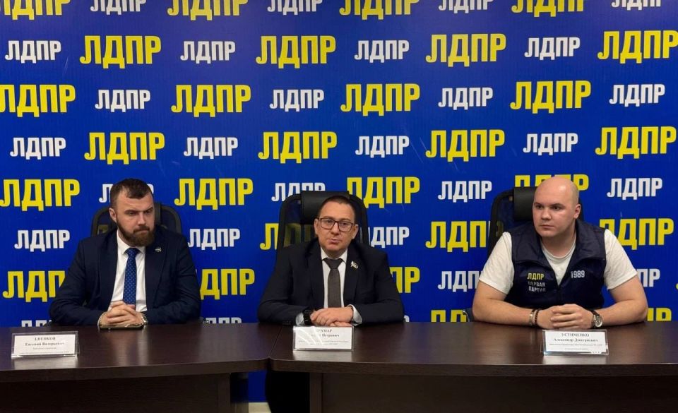 Андрей Крамар: Пока возвращаюсь в Донецк, хочу поделиться обстоятельным рассказом о встрече с партийцами и молодежью нашего Петербургского отделения ЛДПР Андрей Крамар: Пока возвращаюсь в Донецк, хочу поделиться обстоятельным рассказом о встрече с партийцами и молодежью нашего Петербургского отделения ЛДПР