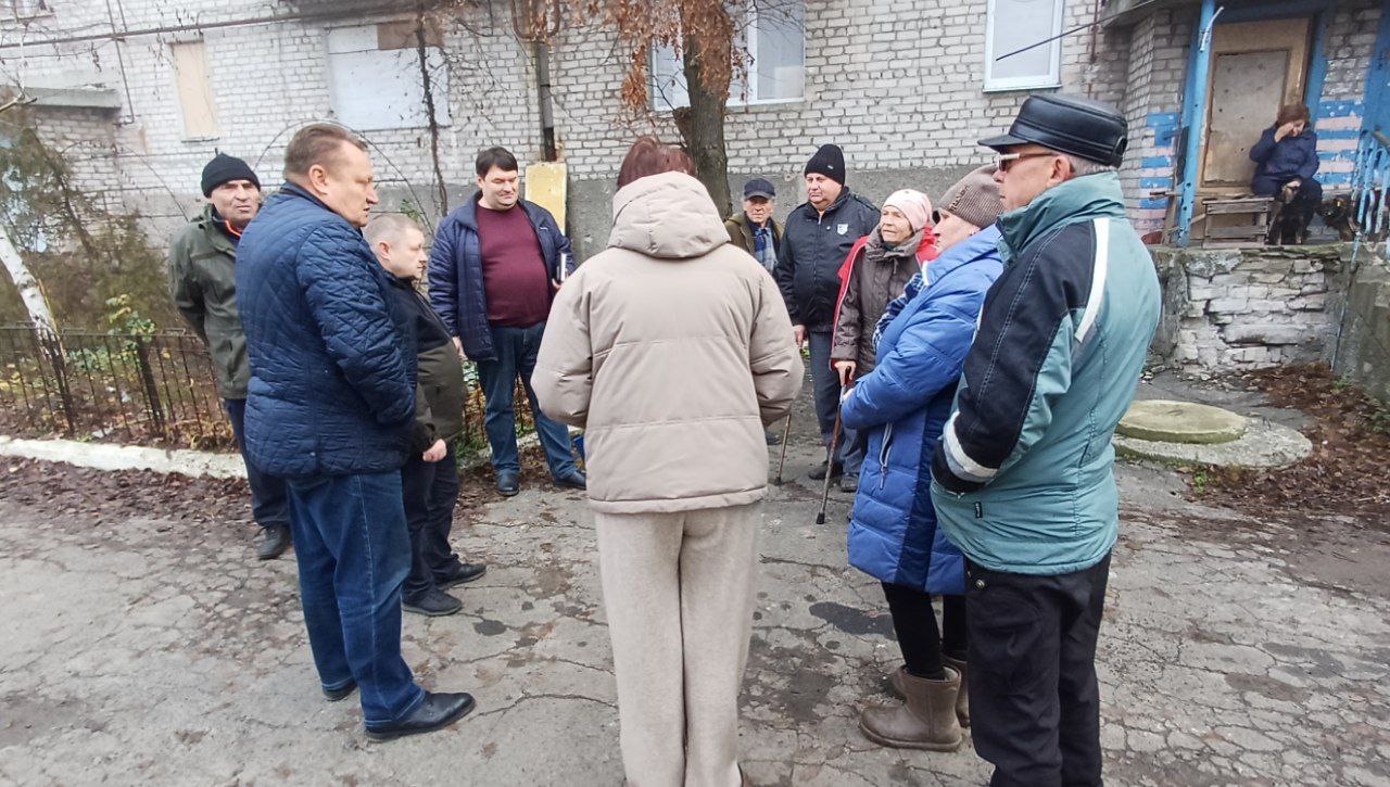 Валентин Левченко: В рамках проекта «УПРАВДОМ», реализуемого партией «Единая Россия», сегодня провел очередную встречу с жителями поселка Донецк-Северный Валентин Левченко: В рамках проекта «УПРАВДОМ», реализуемого партией «Единая Россия», сегодня провел очередную встречу с жителями поселка Донецк-Северный