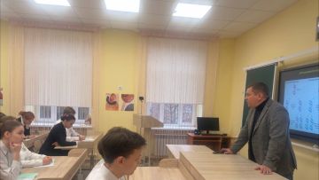 Урок генетики с участием Министра образования ДНР прошел в Комсомольской школе