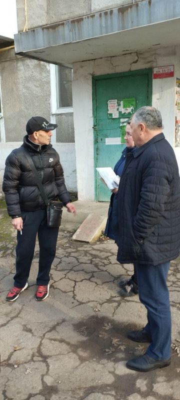 Игорь Мартынов: Встречи с населением. Сегодня заместитель главы администрации муниципального образования городского округа Енакиево Сергей Божик провел встречи с гражданами по следующим адресам: ул. Коммунистическая, д. 40... Игорь Мартынов: Встречи с населением. Сегодня заместитель главы администрации муниципального образования городского округа Енакиево Сергей Божик провел встречи с гражданами по следующим адресам: ул. Коммунистическая, д. 40...