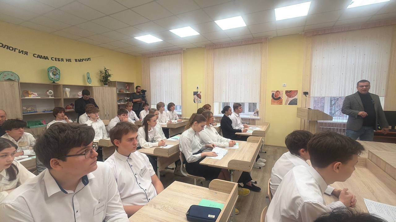 Урок генетики с участием Министра образования ДНР прошел в Комсомольской школе Урок генетики с участием Министра образования ДНР прошел в Комсомольской школе