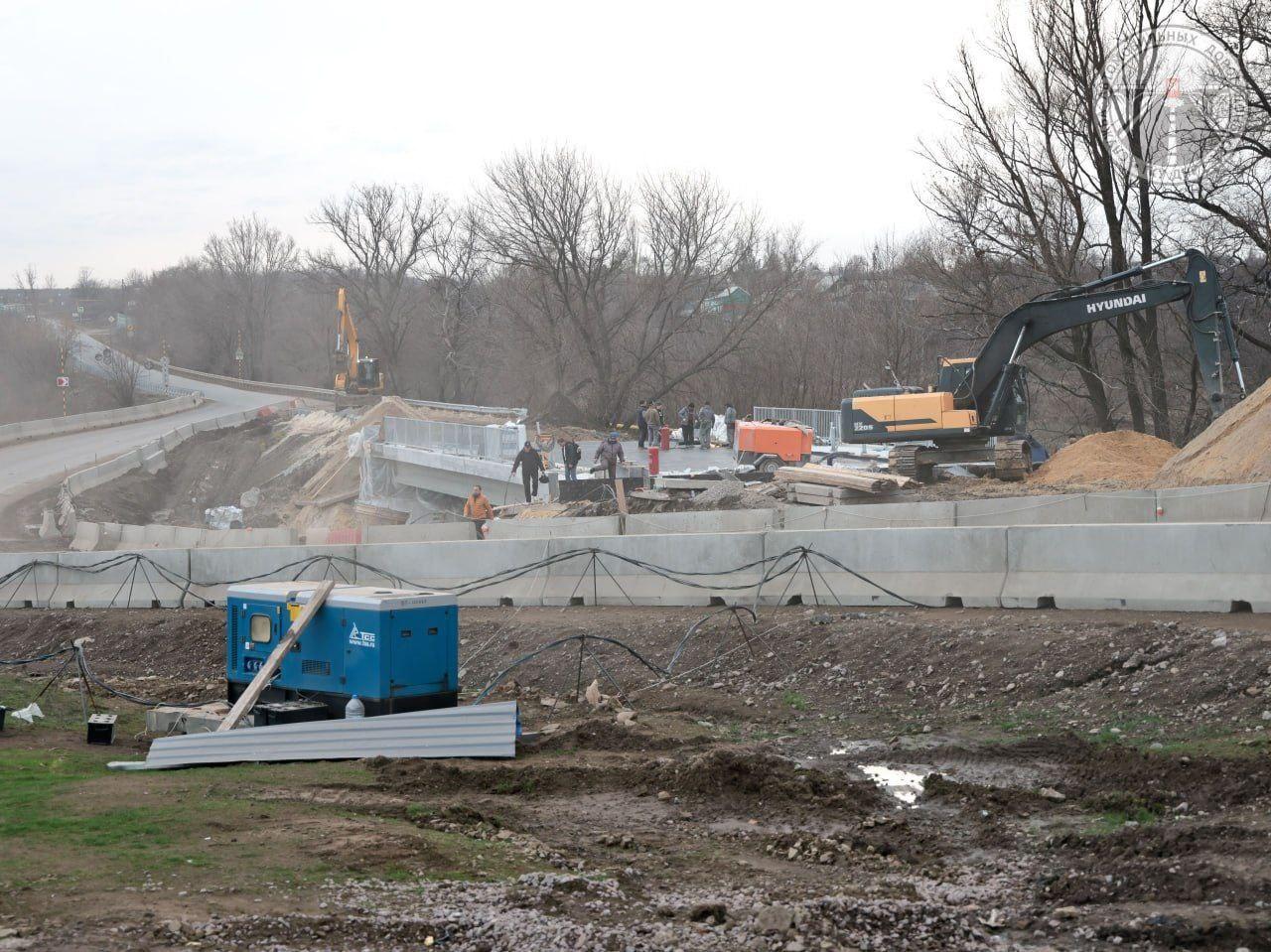 Завершается восстановление автомобильного моста через реку Скелевая в Дебальцевском округе Завершается восстановление автомобильного моста через реку Скелевая в Дебальцевском округе