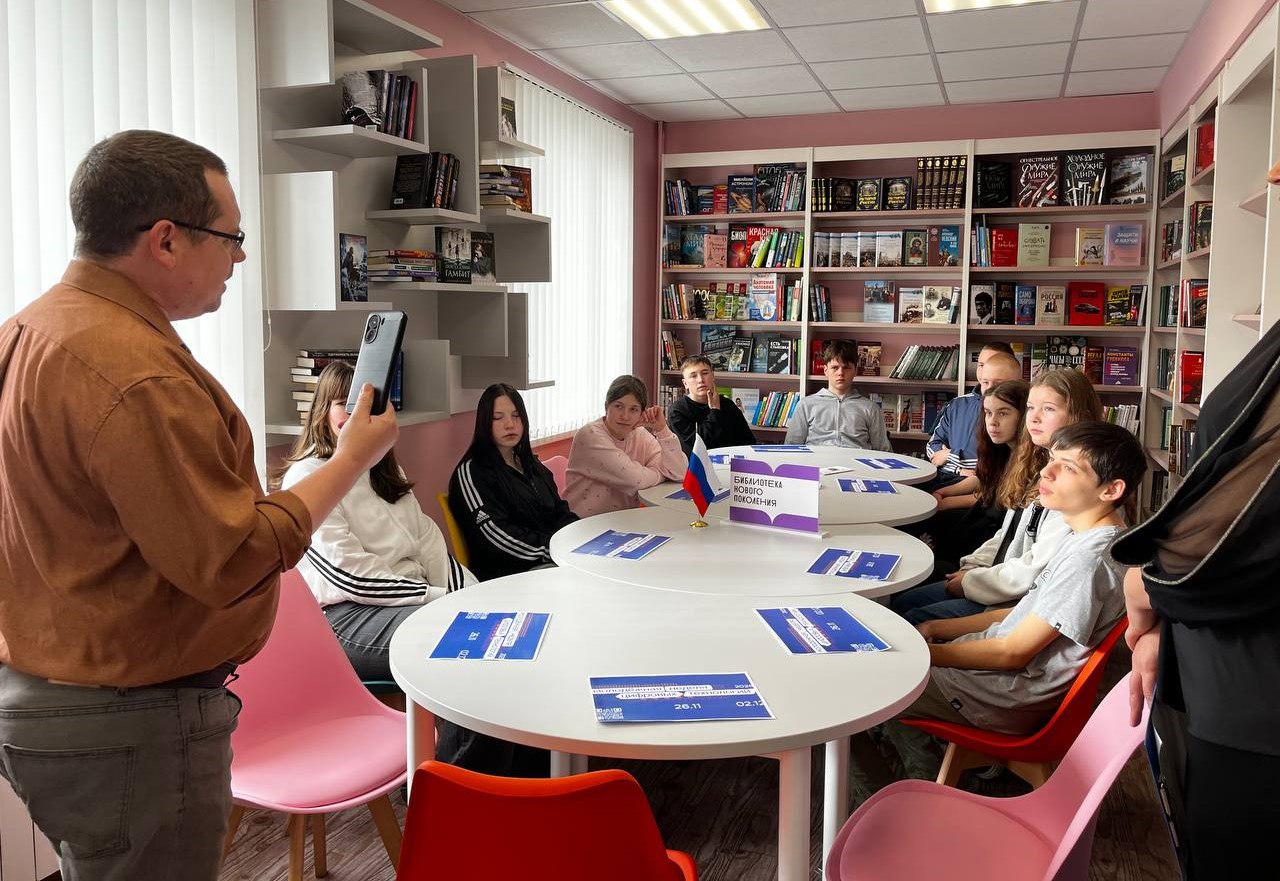 Час безопасного интернета. В рамках III Всероссийской библиотечной акции «Молодежная неделя цифровых технологий» в центральной городской библиотеке был проведен «Час безопасного Интернета» для учащихся 8-9 классов ГБОУ...