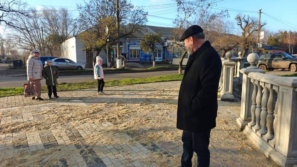 Борис Трима: Администрация контролирует качество работ по благоустройству нового сквера в пгт Мангуш Борис Трима: Администрация контролирует качество работ по благоустройству нового сквера в пгт Мангуш