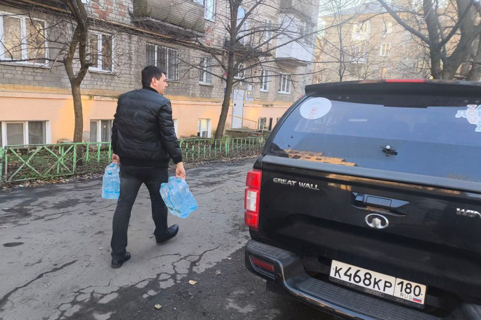 Гуманитарная миссия единороссов: подвоз питьевой воды продолжается Гуманитарная миссия единороссов: подвоз питьевой воды продолжается