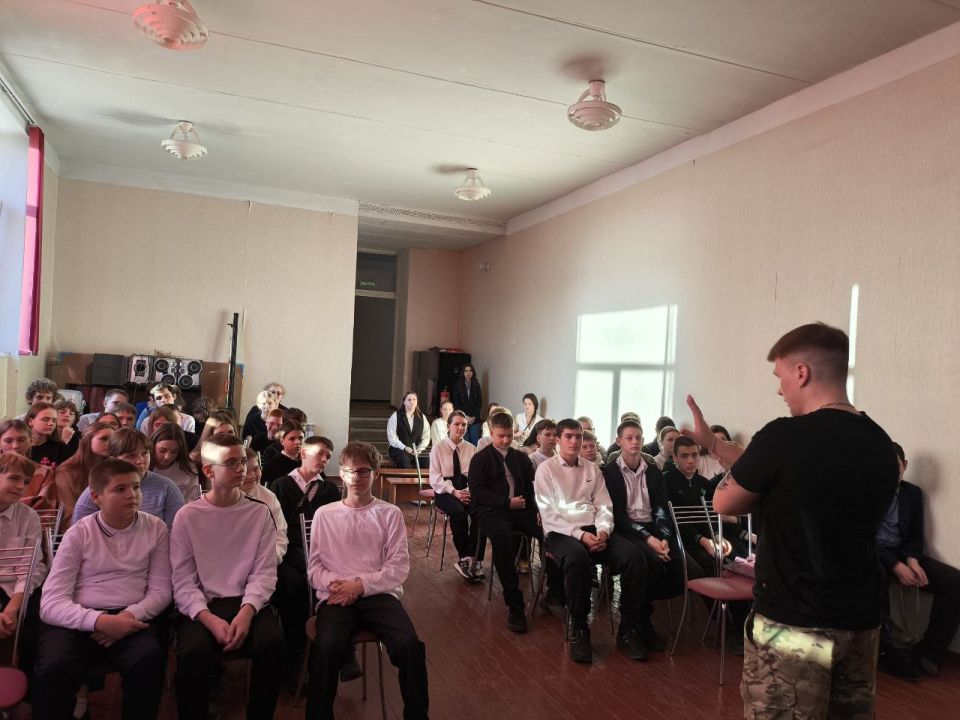 Уроки мужества в рамках проекта «Служу Отечеству», реализуемые фондом «Защитники Отечества», неуклонно расширяют свою географию на территории Донецкой Народной Республики Уроки мужества в рамках проекта «Служу Отечеству», реализуемые фондом «Защитники Отечества», неуклонно расширяют свою географию на территории Донецкой Народной Республики