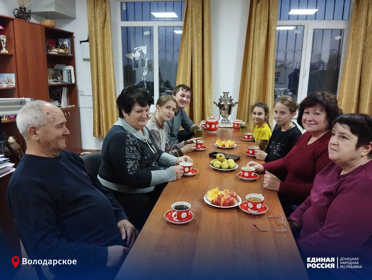 «Наши семейные традиции.». Под уютное потрескивание самовара участники клубов по интересам "Хозяюшка" и "Рукодельница" собрались на тёплые посиделки, посвящённые семейным традициям