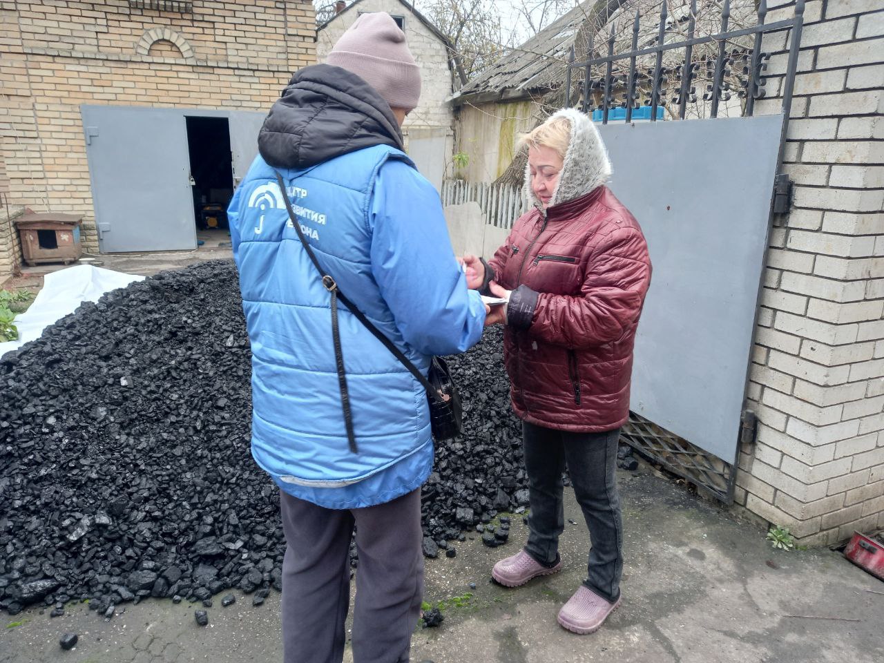 Наталья Великодная: В рамках благотворительной программы, организованной МОО «Центр развития региона», мы предоставляем жителям города Курахово твердое топливо — уголь Наталья Великодная: В рамках благотворительной программы, организованной МОО «Центр развития региона», мы предоставляем жителям города Курахово твердое топливо — уголь
