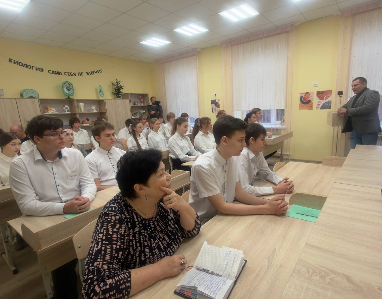 Урок генетики с участием Министра образования ДНР прошел в Комсомольской школе Урок генетики с участием Министра образования ДНР прошел в Комсомольской школе