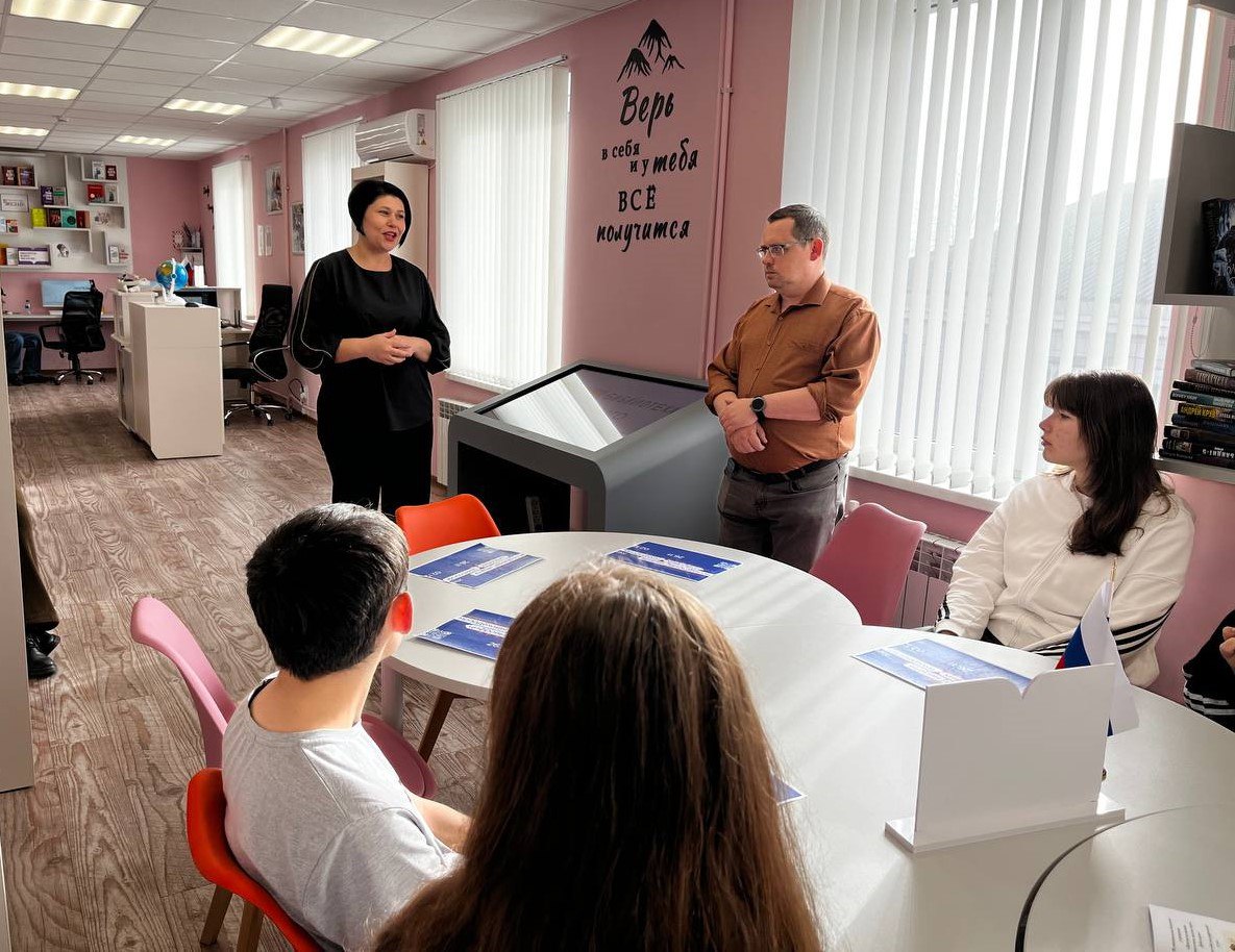 Час безопасного интернета. В рамках III Всероссийской библиотечной акции «Молодежная неделя цифровых технологий» в центральной городской библиотеке был проведен «Час безопасного Интернета» для учащихся 8-9 классов ГБОУ... Час безопасного интернета. В рамках III Всероссийской библиотечной акции «Молодежная неделя цифровых технологий» в центральной городской библиотеке был проведен «Час безопасного Интернета» для учащихся 8-9 классов ГБОУ...