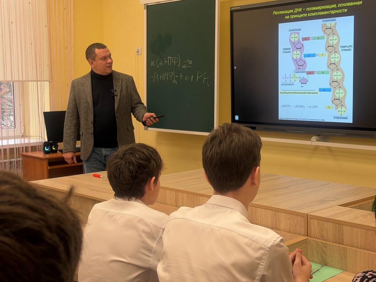 Урок генетики с участием Министра образования ДНР прошел в Комсомольской школе Урок генетики с участием Министра образования ДНР прошел в Комсомольской школе