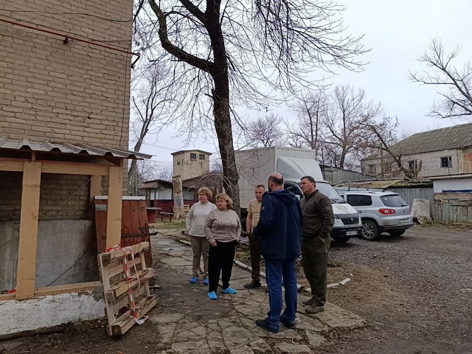 Игорь Лызов: После встречи с жителями пгт Новоамвросиевское вместе с жителями дома по улице Ленина, 9 посмотрел на состояние подъездов и кровли Игорь Лызов: После встречи с жителями пгт Новоамвросиевское вместе с жителями дома по улице Ленина, 9 посмотрел на состояние подъездов и кровли