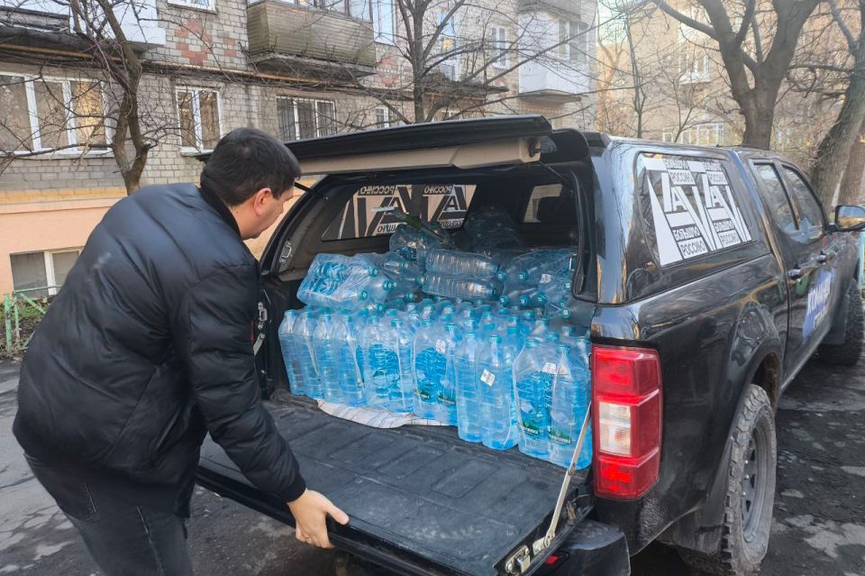 Гуманитарная миссия единороссов: подвоз питьевой воды продолжается Гуманитарная миссия единороссов: подвоз питьевой воды продолжается