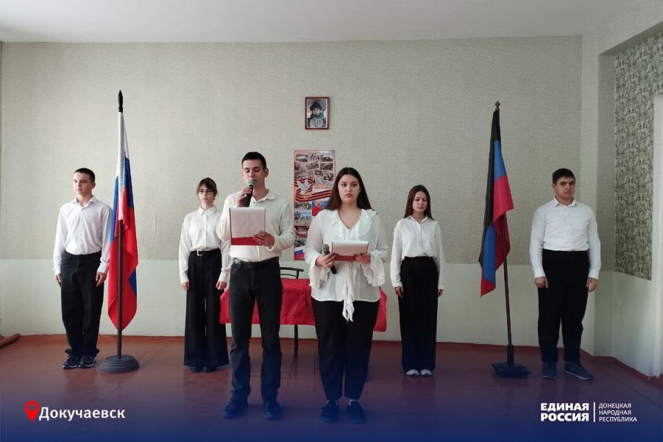 Навечно в наших сердцах…. В еленовской школе № 2 городского округа Докучаевск открыли Парту Героя, посвящённую старшему сержанту Никите Костенко – выпускнику этого учебного заведения, отдавшему жизнь за освобождение родного... Навечно в наших сердцах…. В еленовской школе № 2 городского округа Докучаевск открыли Парту Героя, посвящённую старшему сержанту Никите Костенко – выпускнику этого учебного заведения, отдавшему жизнь за освобождение родного...