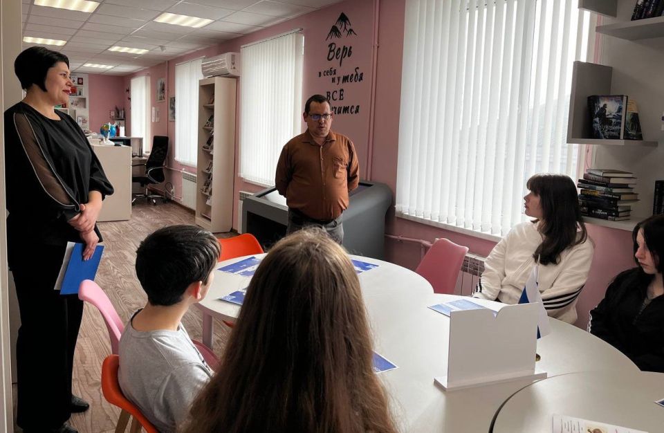 Час безопасного интернета. В рамках III Всероссийской библиотечной акции «Молодежная неделя цифровых технологий» в центральной городской библиотеке был проведен «Час безопасного Интернета» для учащихся 8-9 классов ГБОУ... Час безопасного интернета. В рамках III Всероссийской библиотечной акции «Молодежная неделя цифровых технологий» в центральной городской библиотеке был проведен «Час безопасного Интернета» для учащихся 8-9 классов ГБОУ...