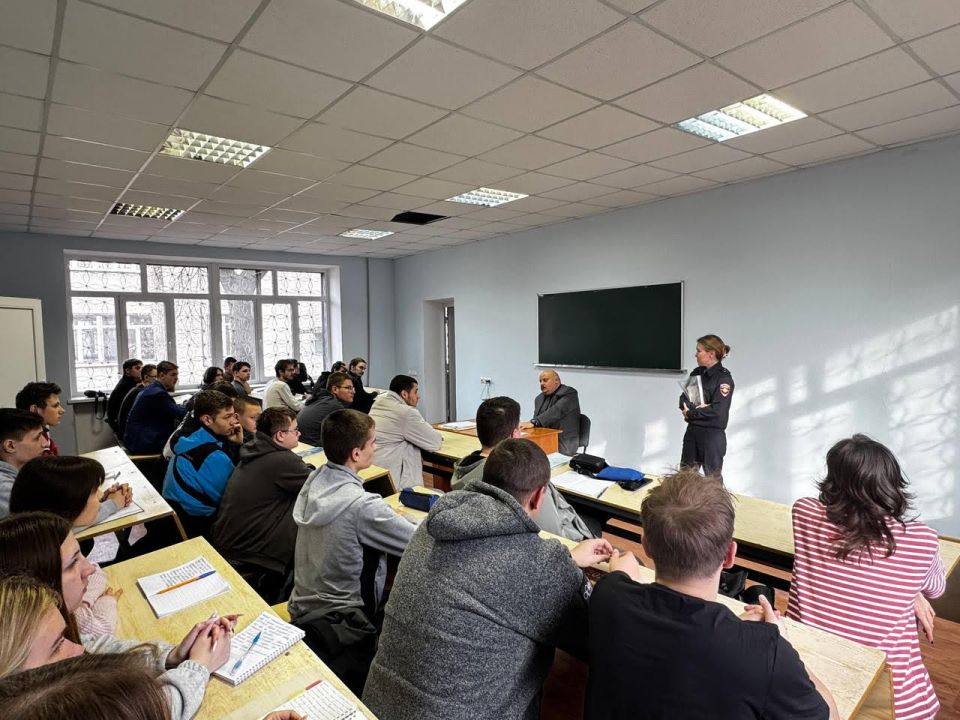 Транспортные полицейские провели профилактические беседы со студентами Донецкого института железнодорожного транспорта