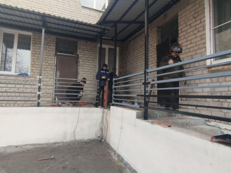 Денис Зубов: Нижегородские подрядчики изготовили и установили каркас из металлических труб в здании детского сада № 17 "Теремок" на улице Первомайской, а затем при помощи тяжелой техники смонтировали навесы над... Денис Зубов: Нижегородские подрядчики изготовили и установили каркас из металлических труб в здании детского сада № 17 "Теремок" на улице Первомайской, а затем при помощи тяжелой техники смонтировали навесы над...