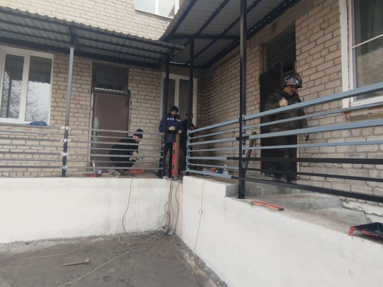 Денис Зубов: Нижегородские подрядчики изготовили и установили каркас из металлических труб в здании детского сада № 17 "Теремок" на улице Первомайской, а затем при помощи тяжелой техники смонтировали навесы над... Денис Зубов: Нижегородские подрядчики изготовили и установили каркас из металлических труб в здании детского сада № 17 "Теремок" на улице Первомайской, а затем при помощи тяжелой техники смонтировали навесы над...