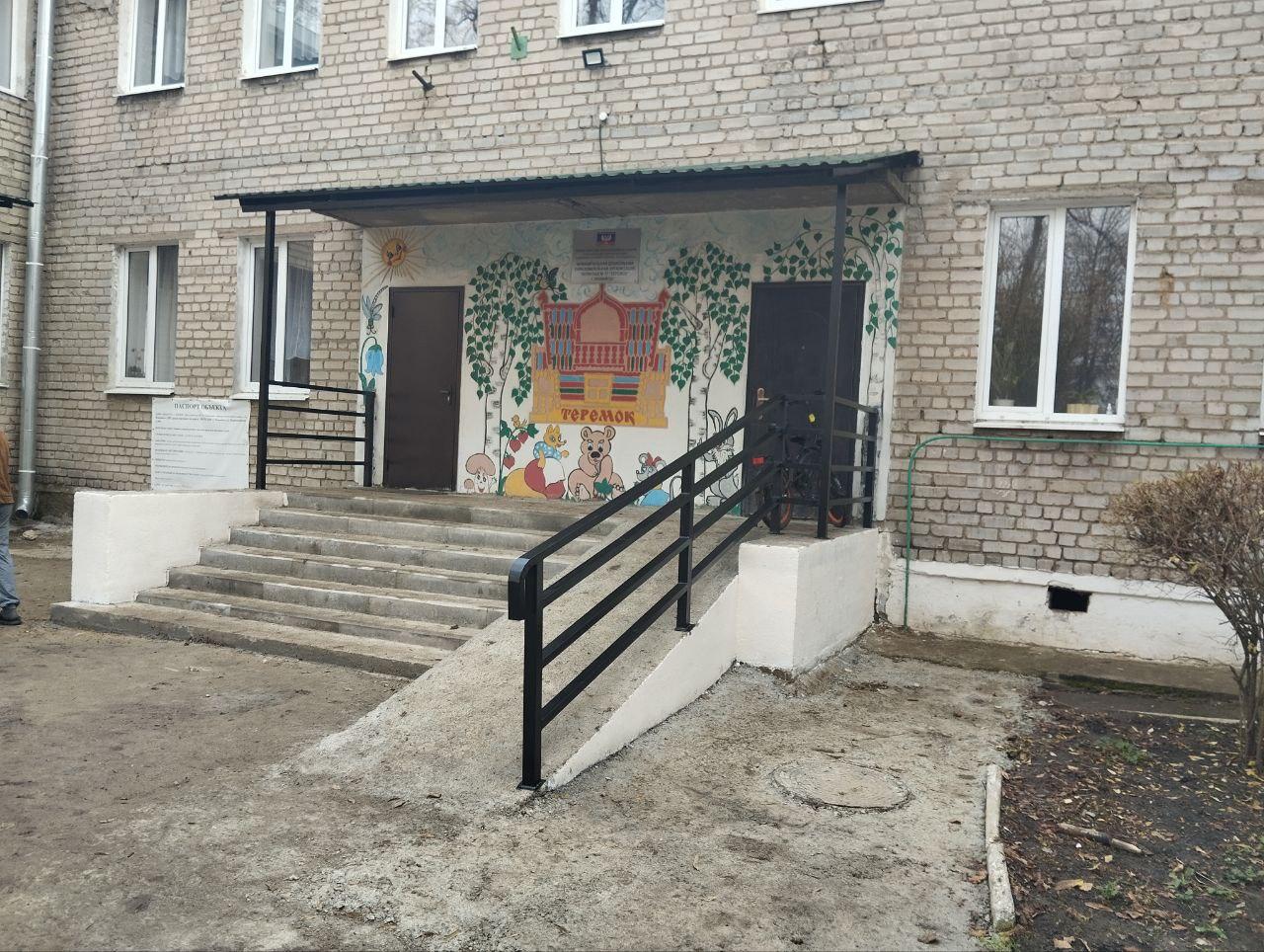 Денис Зубов: Нижегородские подрядчики изготовили и установили каркас из металлических труб в здании детского сада № 17 "Теремок" на улице Первомайской, а затем при помощи тяжелой техники смонтировали навесы над... Денис Зубов: Нижегородские подрядчики изготовили и установили каркас из металлических труб в здании детского сада № 17 "Теремок" на улице Первомайской, а затем при помощи тяжелой техники смонтировали навесы над...