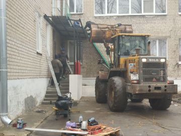 Денис Зубов: Нижегородские подрядчики изготовили и установили каркас из металлических труб в здании детского сада № 17 "Теремок" на улице Первомайской, а затем при помощи тяжелой техники смонтировали навесы над...