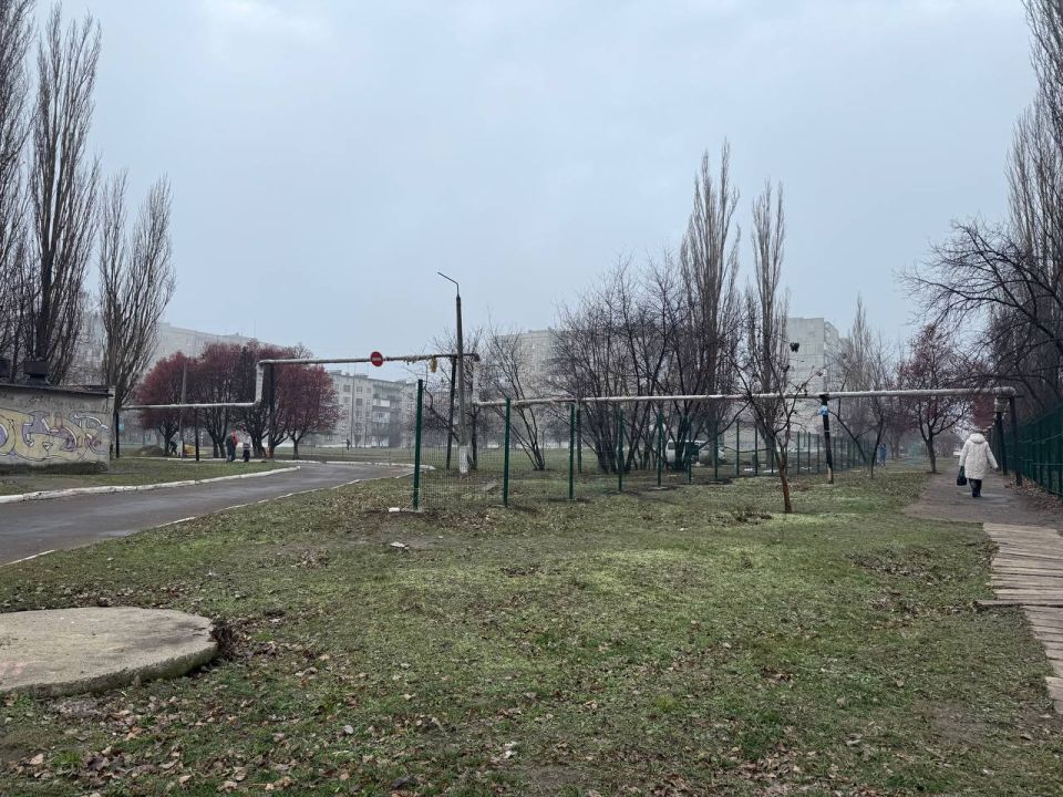 Вокруг школы № 1 в Кировском устанавливают ограждение Вокруг школы № 1 в Кировском устанавливают ограждение
