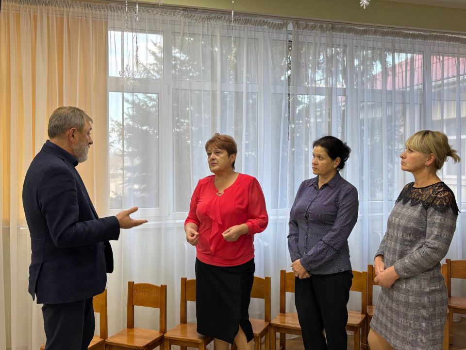 Глава Мангушского муниципального округа, секретарь Мангушского местного отделения Всероссийской политической партии «Единая Россия» Борис Владимирович Трима, совместно с исполнительным секретарем Натальей Михайловной... Глава Мангушского муниципального округа, секретарь Мангушского местного отделения Всероссийской политической партии «Единая Россия» Борис Владимирович Трима, совместно с исполнительным секретарем Натальей Михайловной...