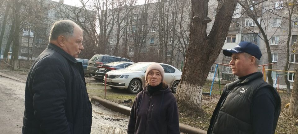 Игорь Мартынов: Встречи с населением. Сегодня заместитель главы администрации муниципального образования городского округа Енакиево Сергей Божик провел встречи с гражданами по следующим адресам: ул. Коммунистическая, д. 40... Игорь Мартынов: Встречи с населением. Сегодня заместитель главы администрации муниципального образования городского округа Енакиево Сергей Божик провел встречи с гражданами по следующим адресам: ул. Коммунистическая, д. 40...