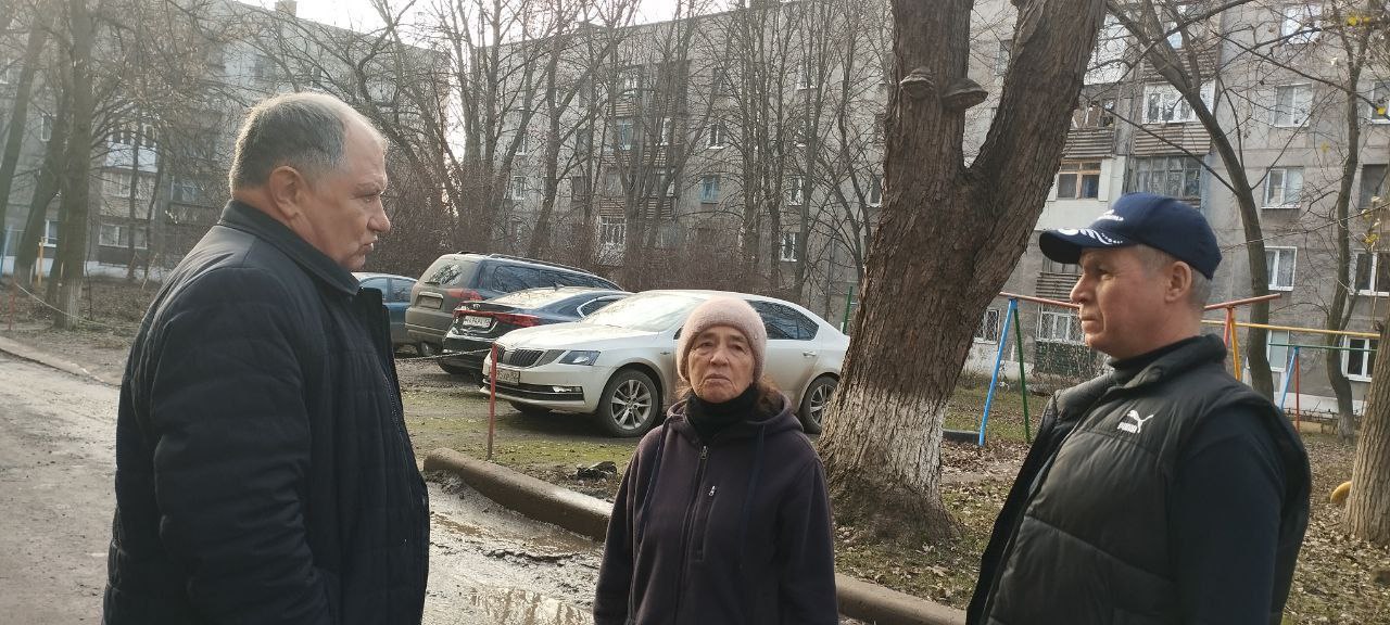 Игорь Мартынов: Встречи с населением. Сегодня заместитель главы администрации муниципального образования городского округа Енакиево Сергей Божик провел встречи с гражданами по следующим адресам: ул. Коммунистическая, д. 40... Игорь Мартынов: Встречи с населением. Сегодня заместитель главы администрации муниципального образования городского округа Енакиево Сергей Божик провел встречи с гражданами по следующим адресам: ул. Коммунистическая, д. 40...