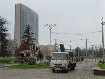 На площади Ленина в Донецке продолжается монтаж праздничных инсталляций