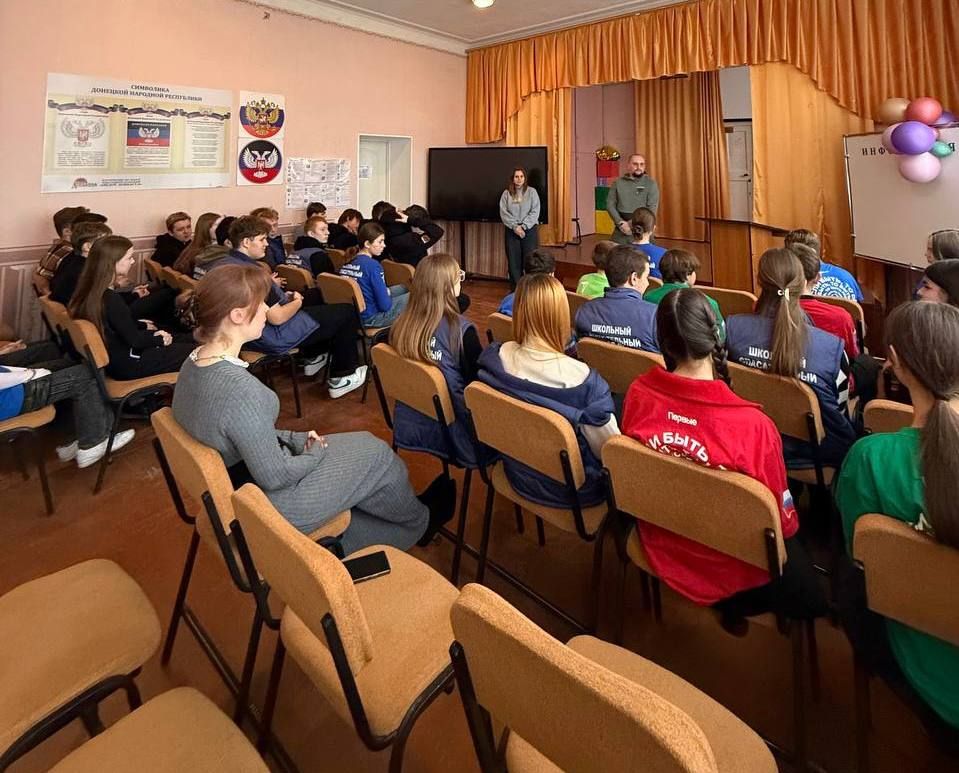 26 ноября состоялась встреча молодежи с Лидером общественного мнения, депутатом Харцызского городского совета Дмитрием Ставицким 26 ноября состоялась встреча молодежи с Лидером общественного мнения, депутатом Харцызского городского совета Дмитрием Ставицким