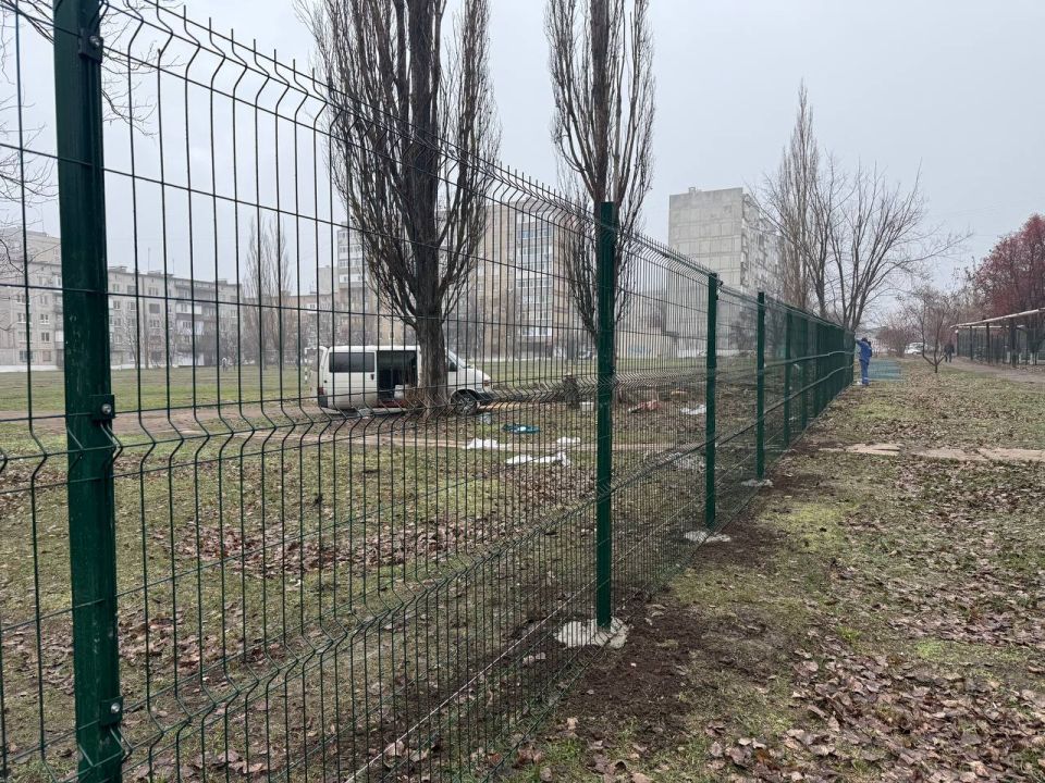 Вокруг школы № 1 в Кировском устанавливают ограждение Вокруг школы № 1 в Кировском устанавливают ограждение