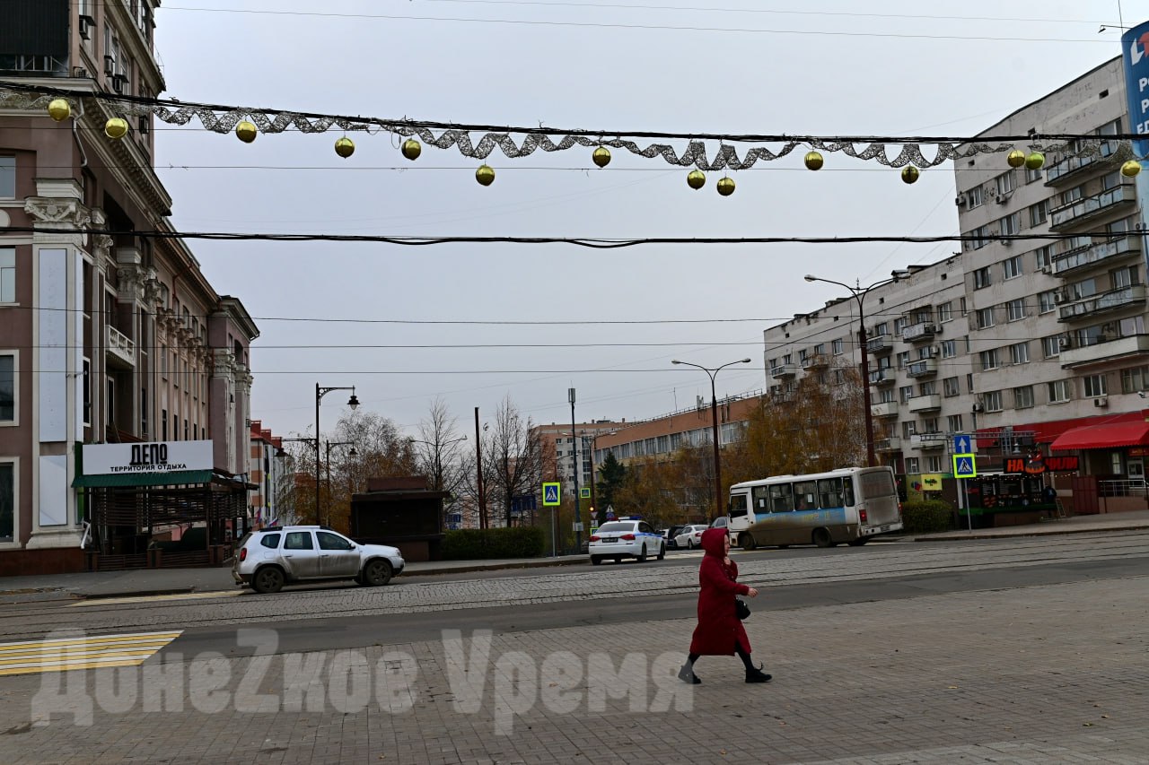 Монтируют инсталляции и гирлянды: главную площадь Донецка украшают к Новому году Монтируют инсталляции и гирлянды: главную площадь Донецка украшают к Новому году