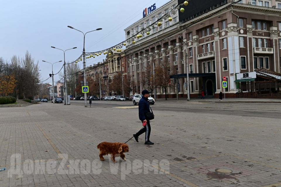 Монтируют инсталляции и гирлянды: главную площадь Донецка украшают к Новому году Монтируют инсталляции и гирлянды: главную площадь Донецка украшают к Новому году