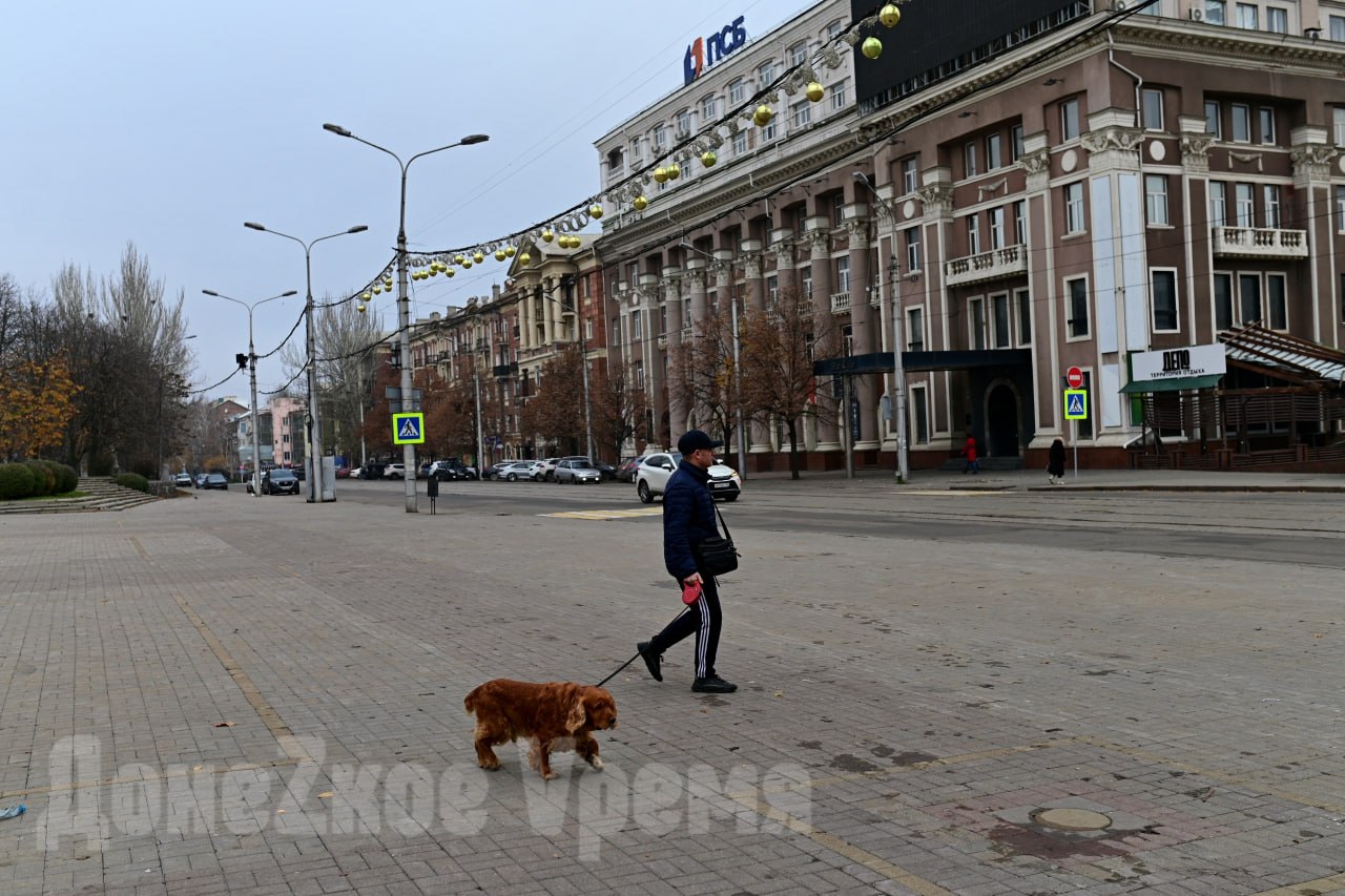 Монтируют инсталляции и гирлянды: главную площадь Донецка украшают к Новому году Монтируют инсталляции и гирлянды: главную площадь Донецка украшают к Новому году