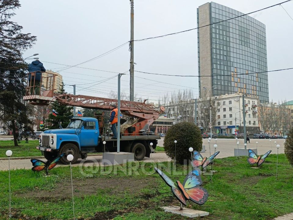 На площади Ленина в Донецке продолжается монтаж праздничных инсталляций На площади Ленина в Донецке продолжается монтаж праздничных инсталляций