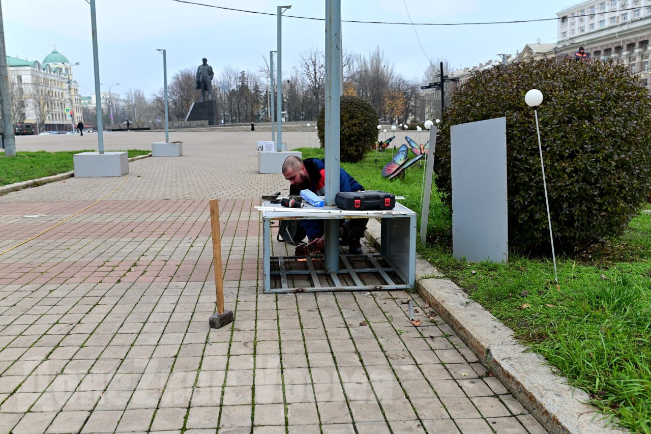 Монтируют инсталляции и гирлянды: главную площадь Донецка украшают к Новому году Монтируют инсталляции и гирлянды: главную площадь Донецка украшают к Новому году
