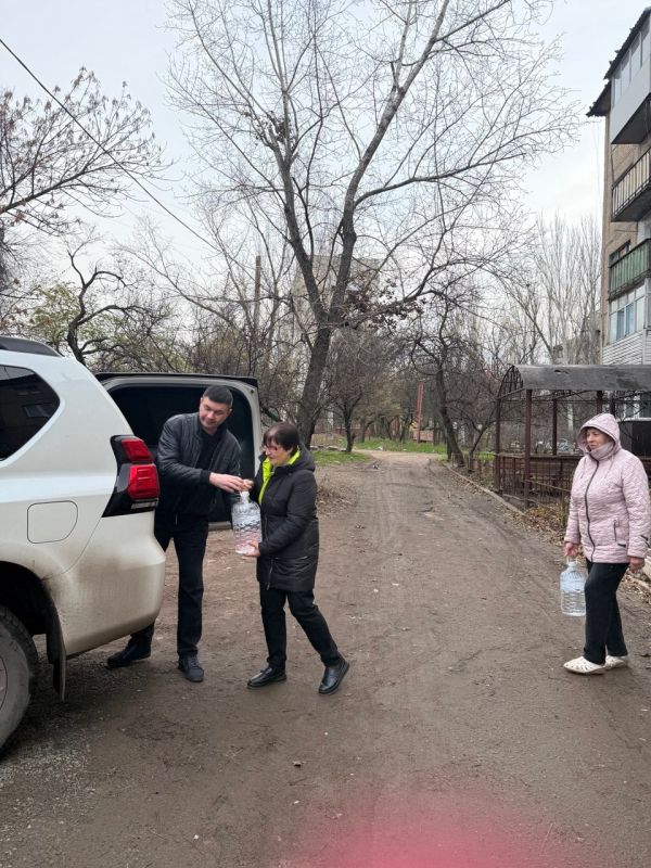 Роман Конев: 26 ноября 2025 года депутаты Горловского городского совета от фракции «Единая Россия» – София Потапова, Александр Бобровский, Николай Гальченко, Алексей Костин и Андрей Костюк посетили места подвоза воды и... Роман Конев: 26 ноября 2025 года депутаты Горловского городского совета от фракции «Единая Россия» – София Потапова, Александр Бобровский, Николай Гальченко, Алексей Костин и Андрей Костюк посетили места подвоза воды и...