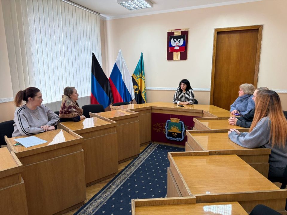 Сегодня, 26 ноября, первый заместитель руководителя Управы Кировского внутригородского района Администрации городского округа Макеевка Донецкой Народной Республики Алексей Еськов провел встречу с трудовым коллективом... Сегодня, 26 ноября, первый заместитель руководителя Управы Кировского внутригородского района Администрации городского округа Макеевка Донецкой Народной Республики Алексей Еськов провел встречу с трудовым коллективом...