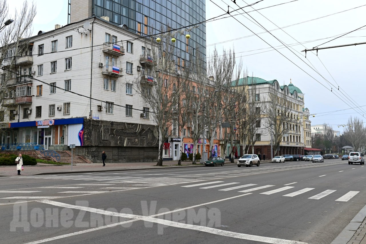 Монтируют инсталляции и гирлянды: главную площадь Донецка украшают к Новому году Монтируют инсталляции и гирлянды: главную площадь Донецка украшают к Новому году