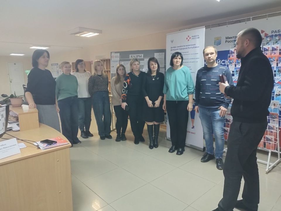 Сегодня депутат Тельмановского муниципального совета Дмитрий Липчанский встретился с коллективом ГКУ «Тельмановский районный центр занятости» Сегодня депутат Тельмановского муниципального совета Дмитрий Липчанский встретился с коллективом ГКУ «Тельмановский районный центр занятости»