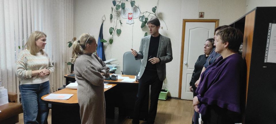 Сегодня, 26 ноября, первый заместитель руководителя Управы Кировского внутригородского района Администрации городского округа Макеевка Донецкой Народной Республики Алексей Еськов провел встречу с трудовым коллективом... Сегодня, 26 ноября, первый заместитель руководителя Управы Кировского внутригородского района Администрации городского округа Макеевка Донецкой Народной Республики Алексей Еськов провел встречу с трудовым коллективом...