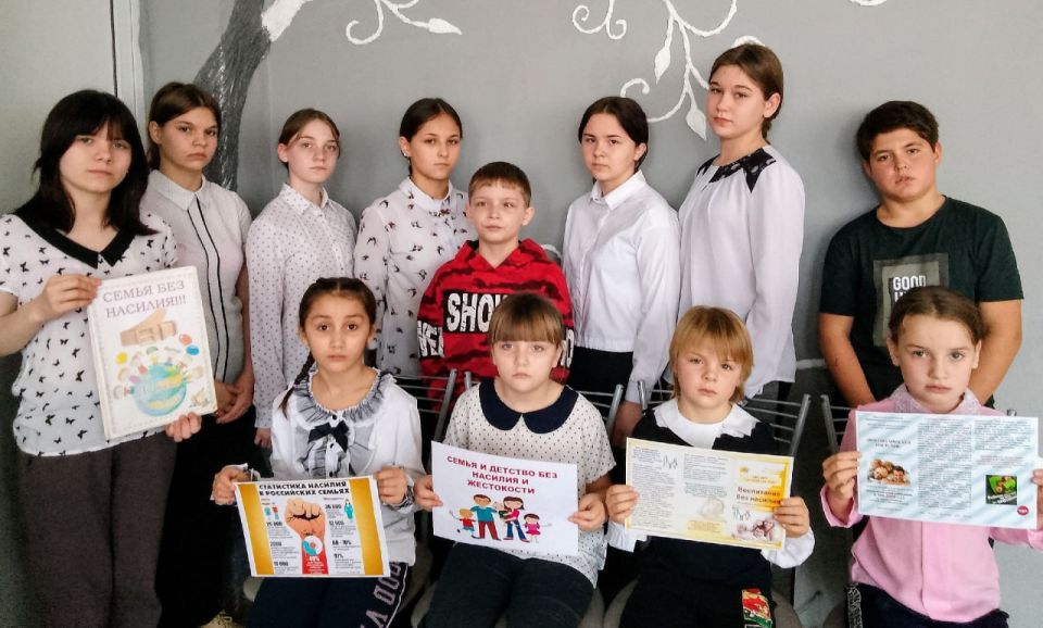 В Харцызске провели акцию «Мир без насилия и слез!» В Харцызске провели акцию «Мир без насилия и слез!»