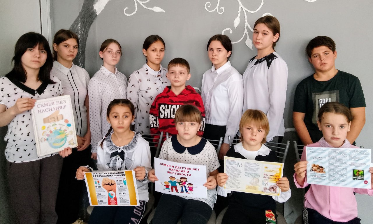 В Харцызске провели акцию «Мир без насилия и слез!» В Харцызске провели акцию «Мир без насилия и слез!»