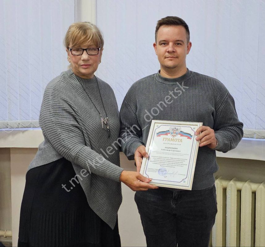 Сегодня в рамках аппаратного совещания Управы Ворошиловского района состоялось торжественное награждение лучших работников учреждения «Автомобильные дороги» города Москвы за перевыполнение плановых показателей по ремонту... Сегодня в рамках аппаратного совещания Управы Ворошиловского района состоялось торжественное награждение лучших работников учреждения «Автомобильные дороги» города Москвы за перевыполнение плановых показателей по ремонту...